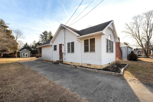 view of front of property with an outbuilding