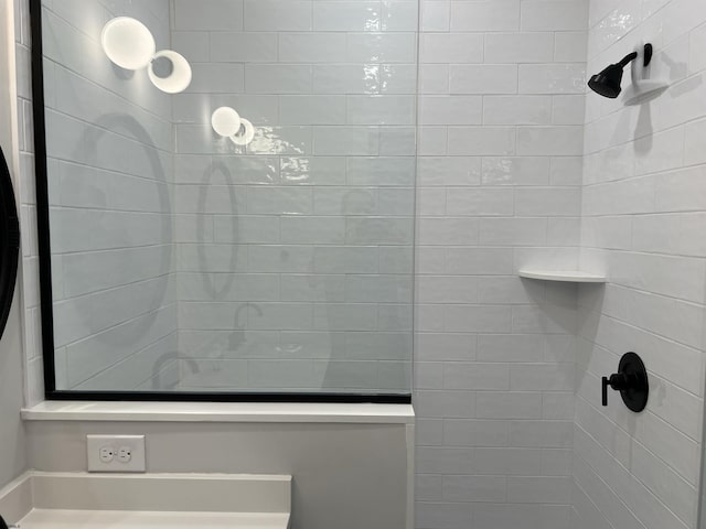 bathroom featuring tiled shower