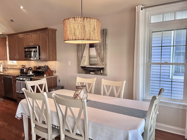 dining space featuring sink, dark wood-type flooring, and a wealth of natural light