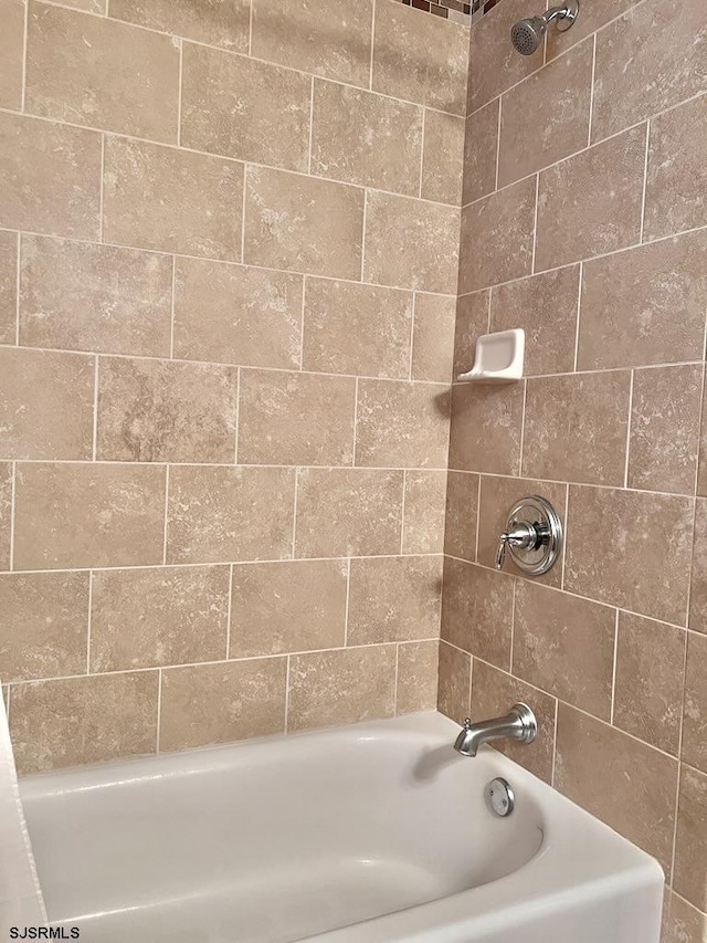 bathroom with tiled shower / bath combo