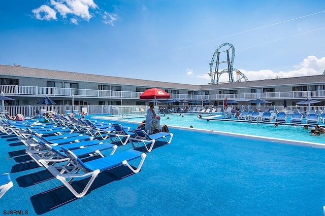 view of swimming pool