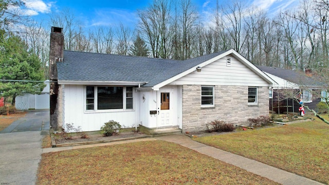 view of front of house with a front lawn