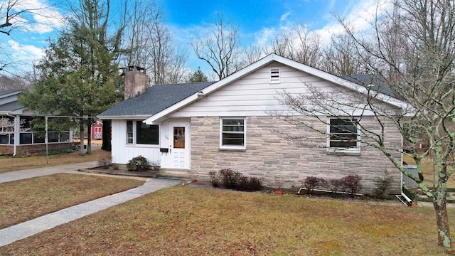 view of front of house featuring a front lawn