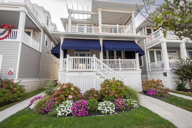 view of front of home featuring a porch