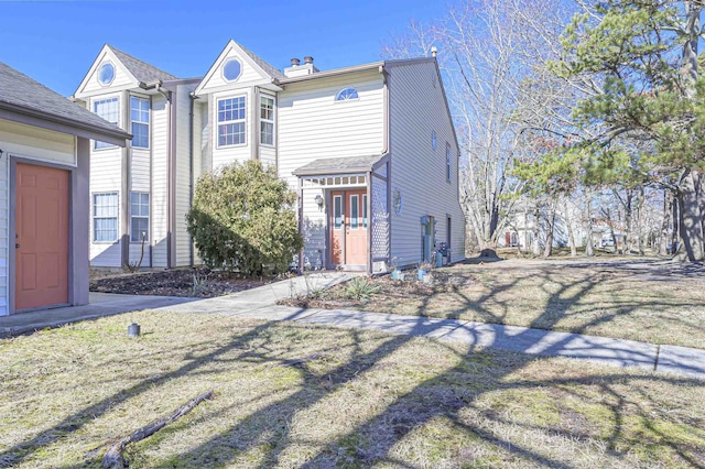 view of front facade with a front yard