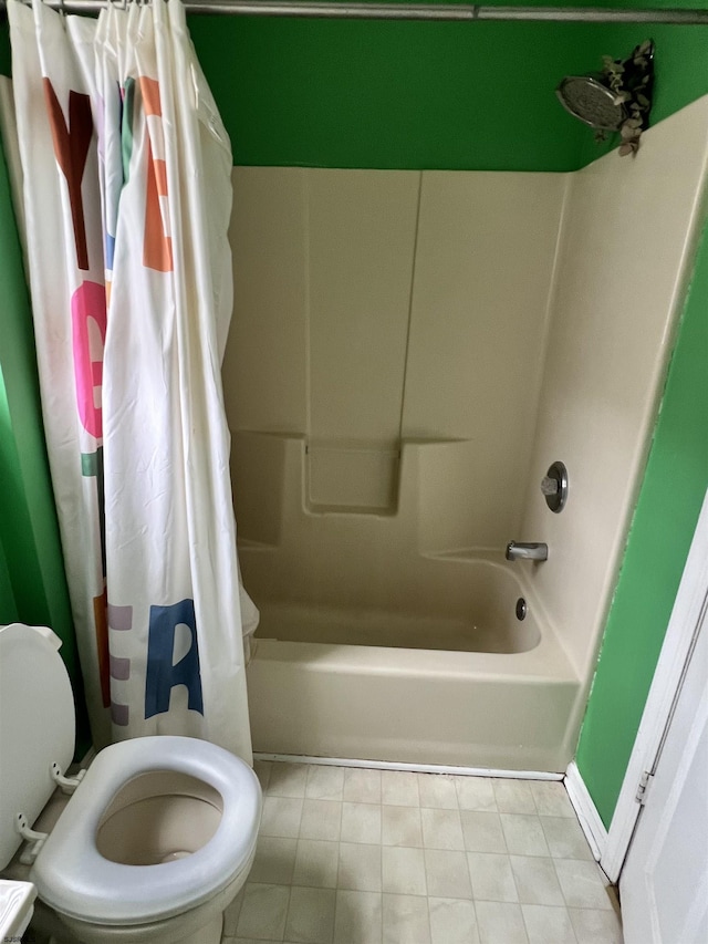bathroom featuring shower / tub combo with curtain and toilet