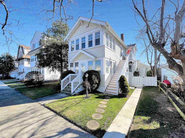 view of front of house with a front yard