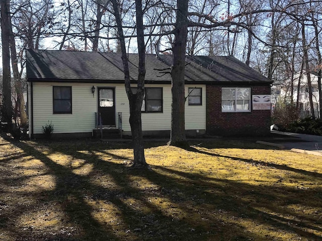 view of front facade featuring a front yard