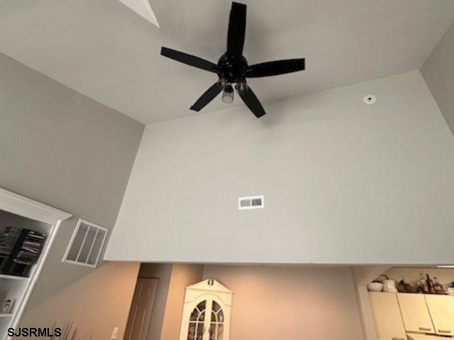 room details featuring ceiling fan