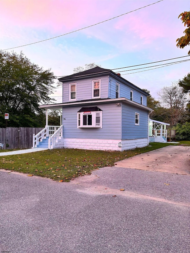 view of front of home featuring a lawn