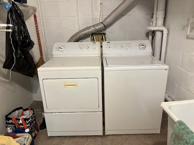 laundry room with sink and washer and dryer