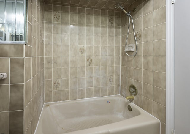 bathroom with tiled shower / bath