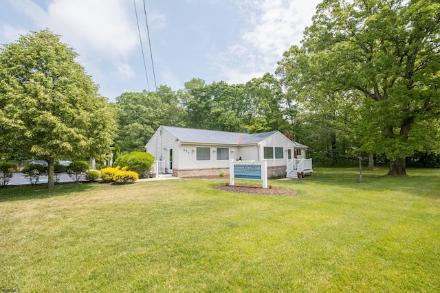 view of front facade with a front yard