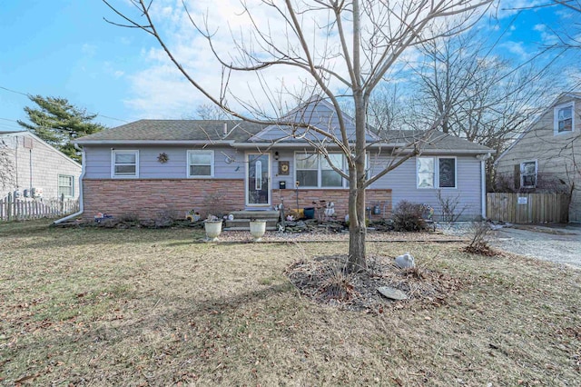 single story home with a front lawn