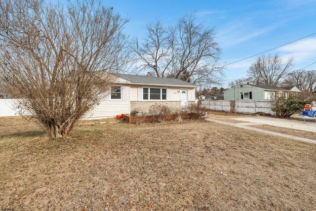 view of front of property with a front lawn