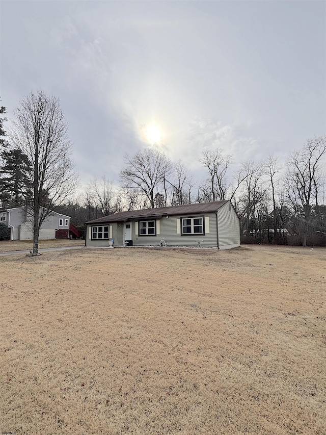 view of front of house featuring a front yard