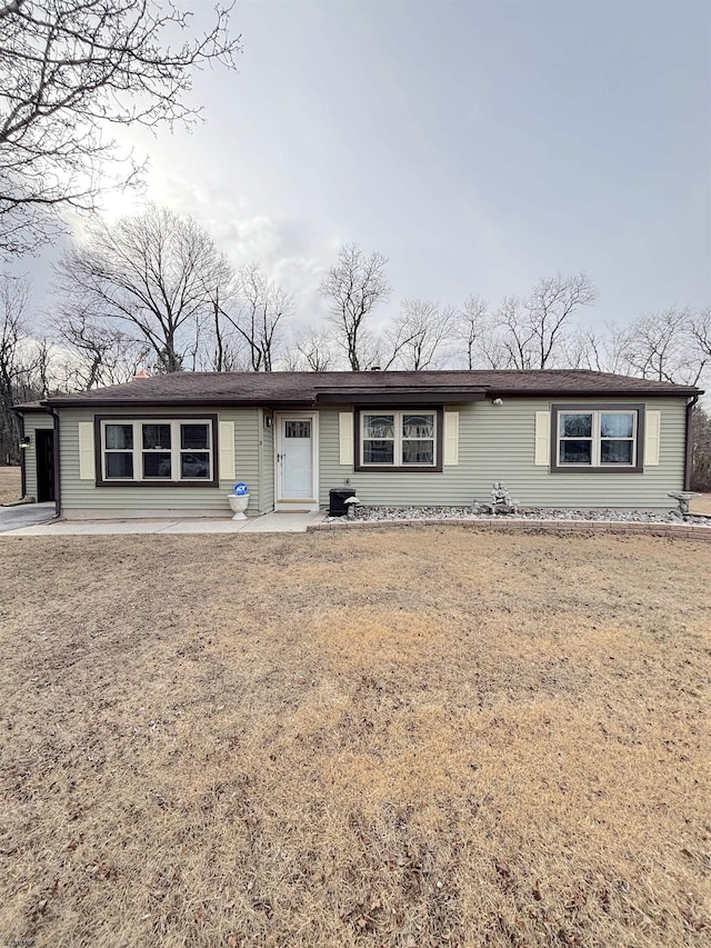 single story home featuring a front lawn