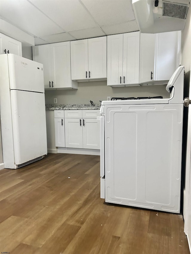 laundry room featuring sink, washer / dryer, and dark hardwood / wood-style floors