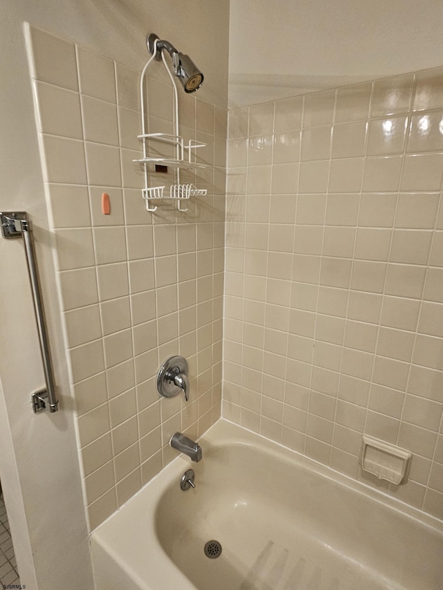 bathroom featuring tiled shower / bath