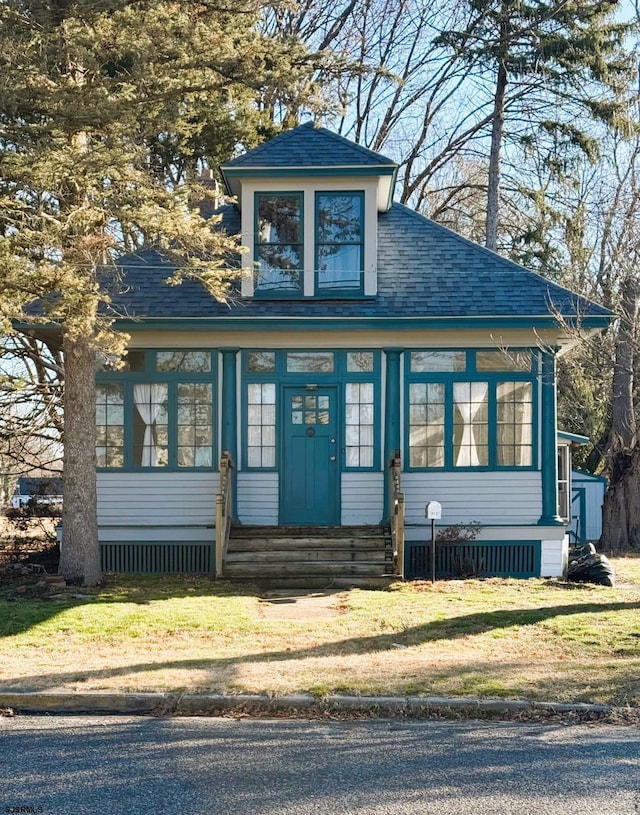 view of front of property featuring a front yard