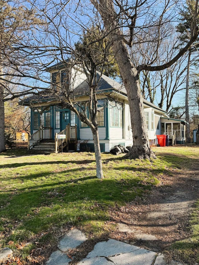 view of front of home featuring a front lawn