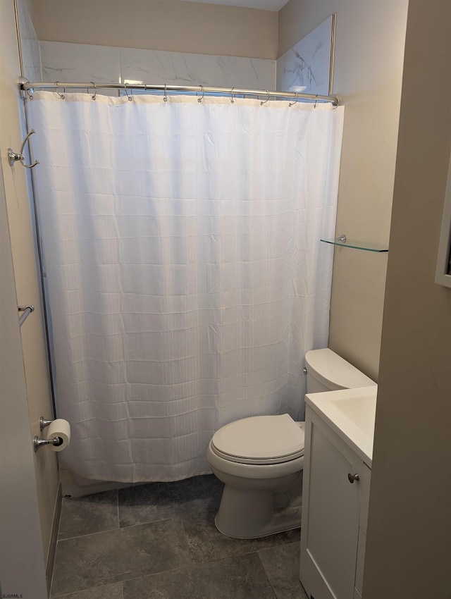 bathroom with a shower with curtain, vanity, and toilet