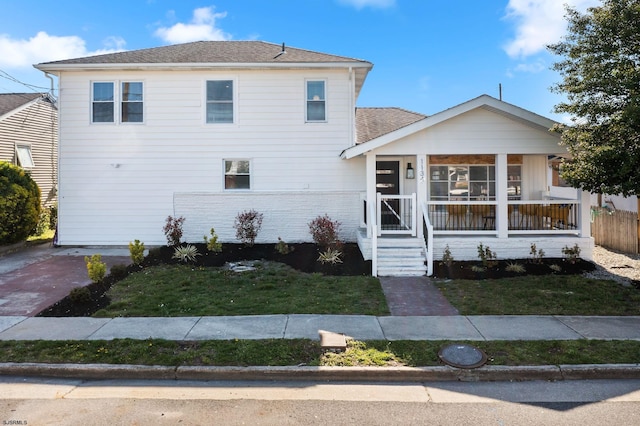 view of front of property featuring a porch and a front lawn