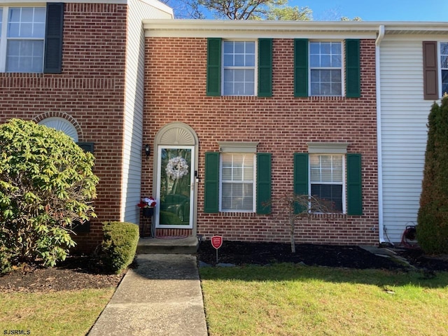 view of front of property with a front lawn