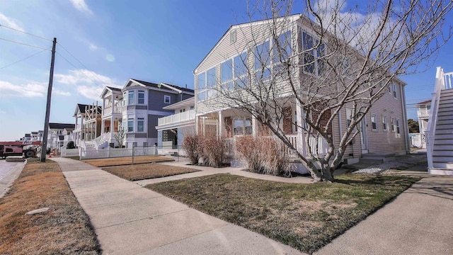 view of property's community featuring a lawn