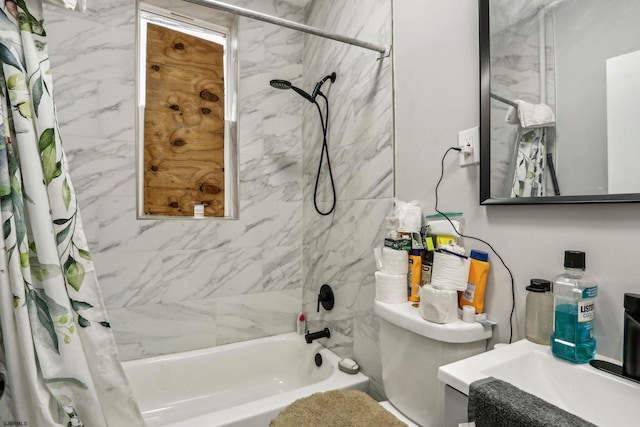 bathroom featuring shower / tub combo with curtain and toilet