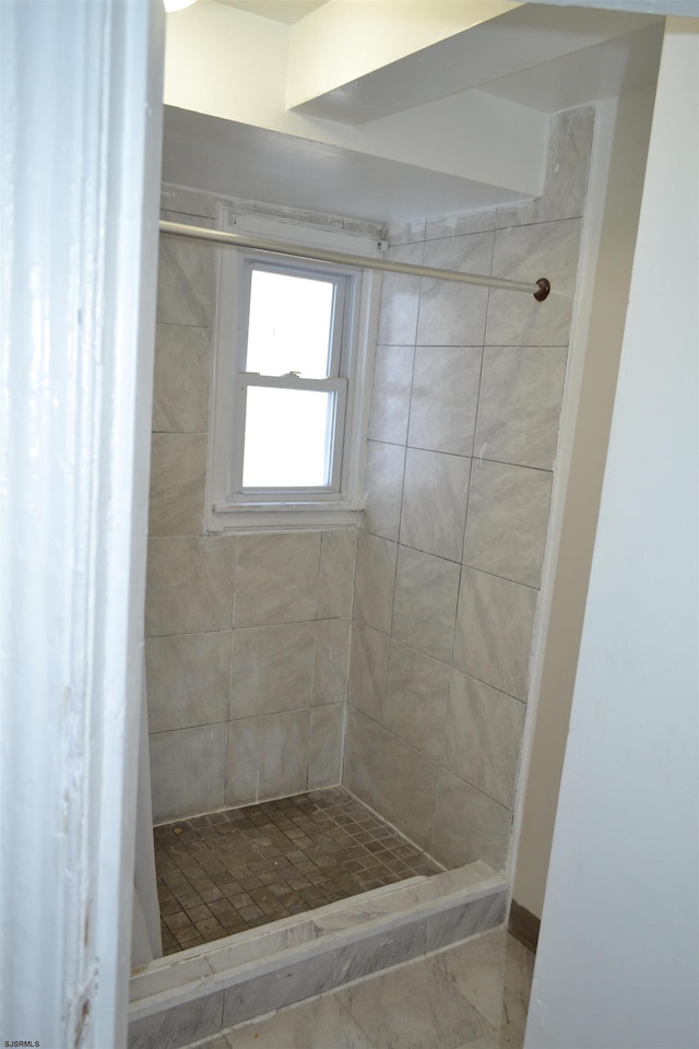 bathroom featuring tiled shower