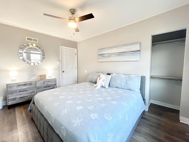 bedroom featuring dark wood-type flooring, ceiling fan, and a closet