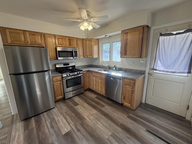 kitchen featuring sink, stainless steel appliances, dark hardwood / wood-style floors, and ceiling fan