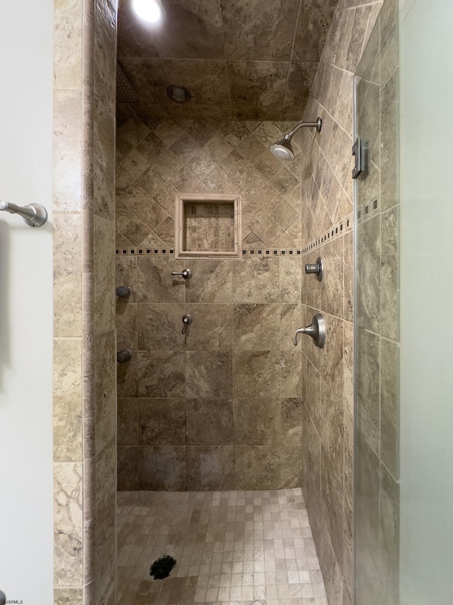 bathroom featuring a tile shower