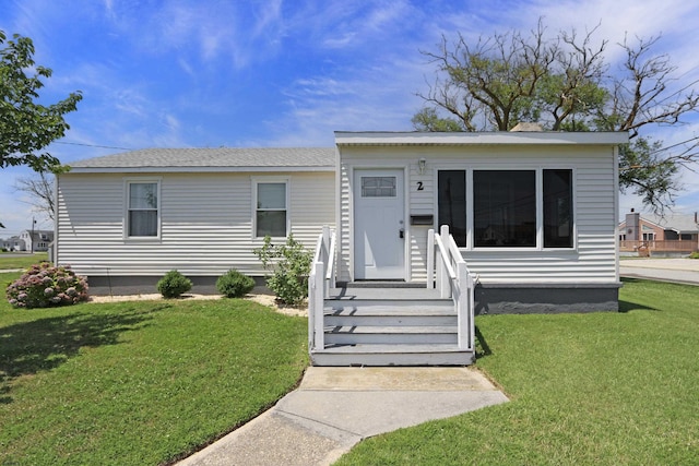 view of front of house featuring a front yard