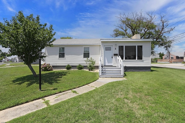 view of front of property featuring a front yard