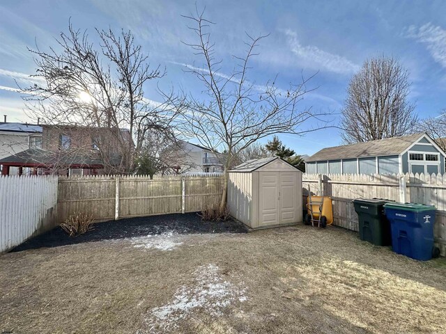 view of yard with a storage shed