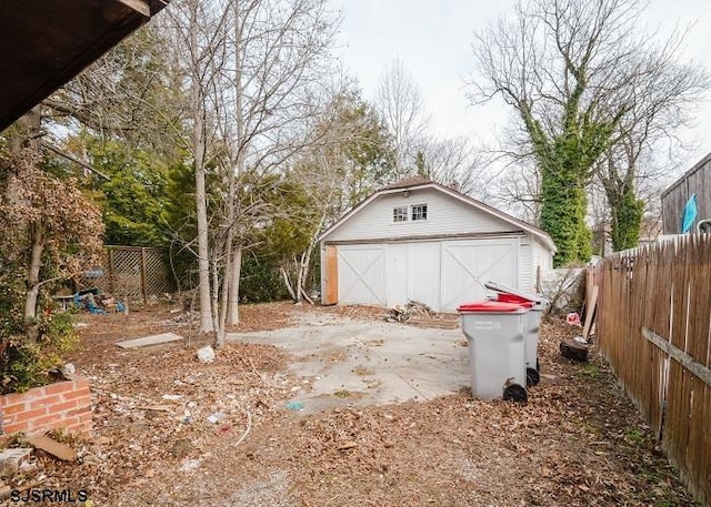 view of yard with an outdoor structure