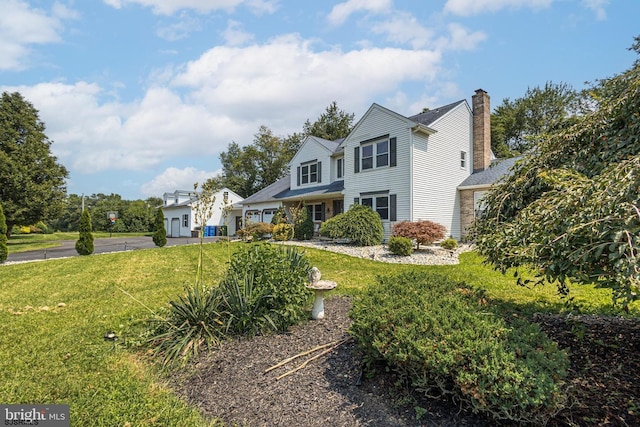 view of front of house featuring a front lawn