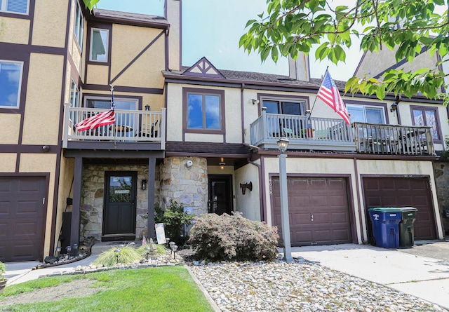 townhome / multi-family property featuring a balcony