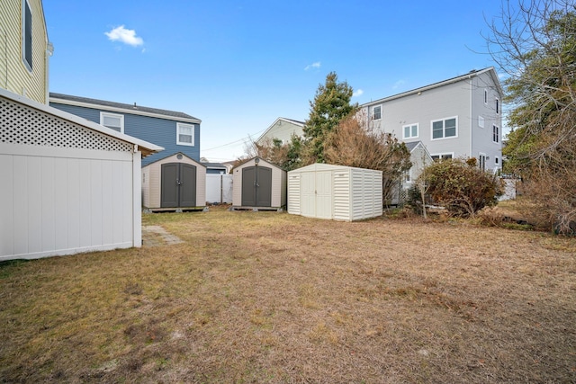 view of yard featuring a storage shed