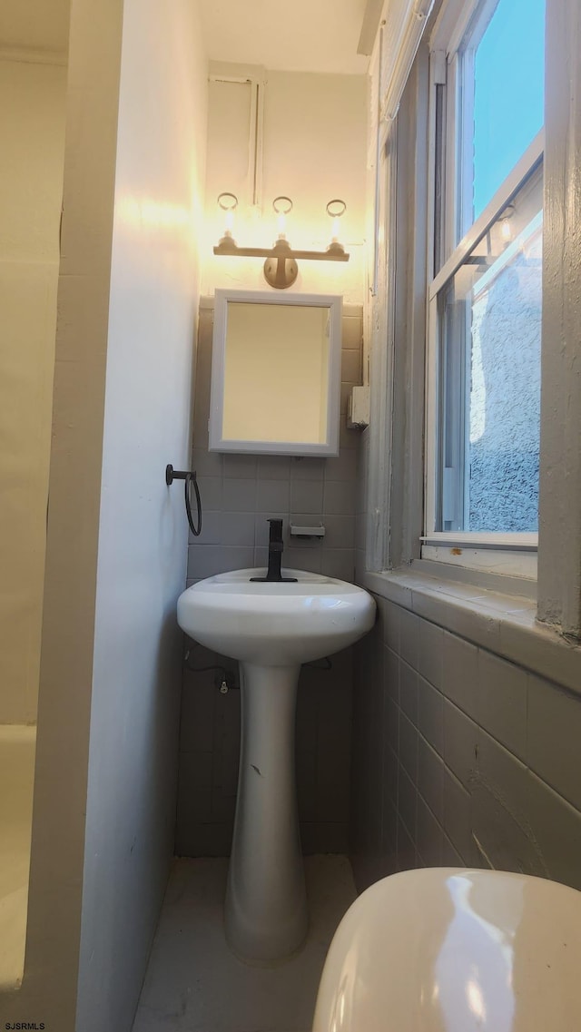 bathroom featuring tile walls