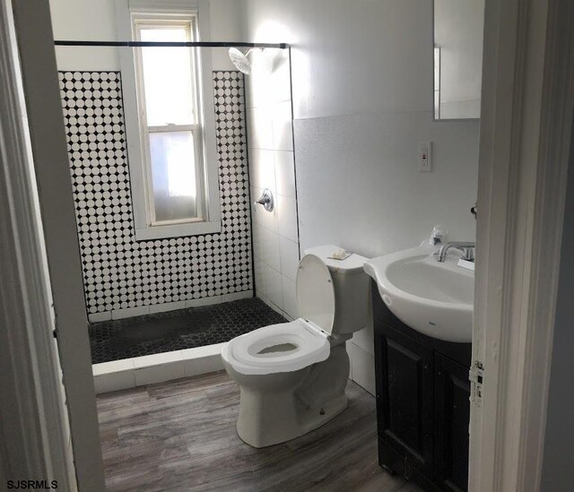211 Abbey Ln, Pleasantville, NJ 08232 - bathroom with hardwood / wood-style flooring, tiled shower, vanity, and toilet