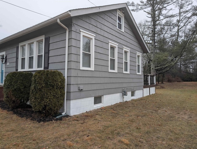 view of side of property featuring a yard