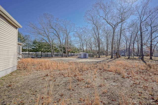 view of yard featuring a storage shed