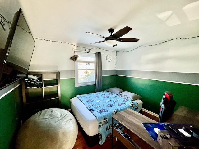 bedroom with ceiling fan