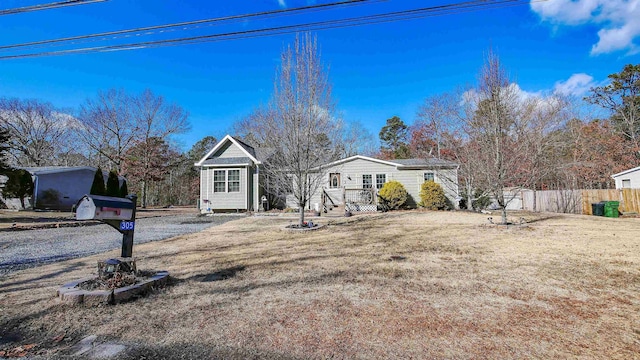 view of front of property featuring a front lawn