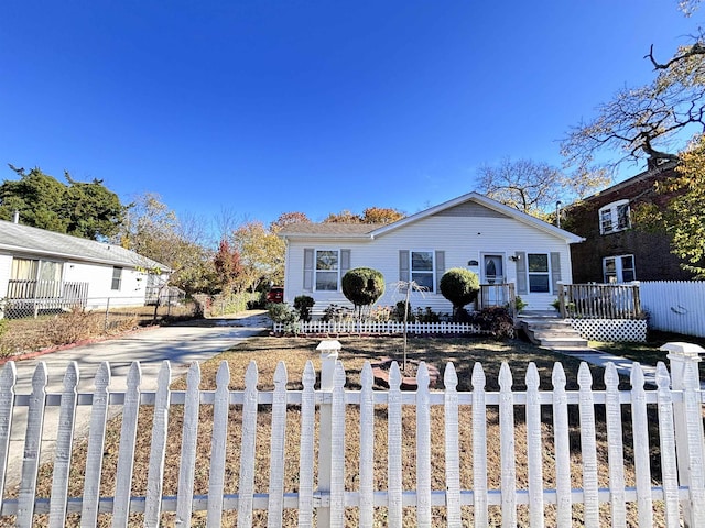 view of front facade featuring a fenced front yard