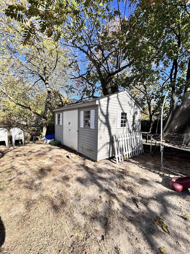 view of outdoor structure featuring an outbuilding