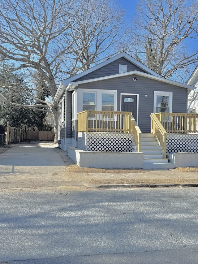 bungalow-style house featuring fence